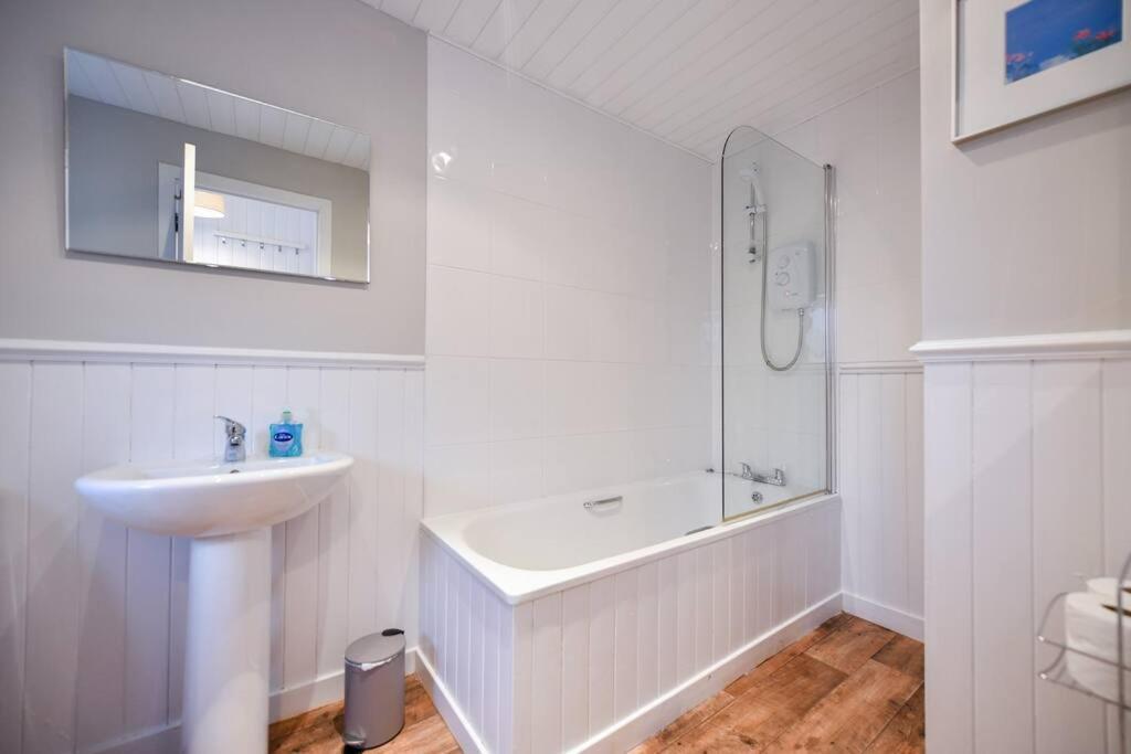 3 Bedroom Townhouse Right On The Harbour Isle of Whithorn Exterior foto